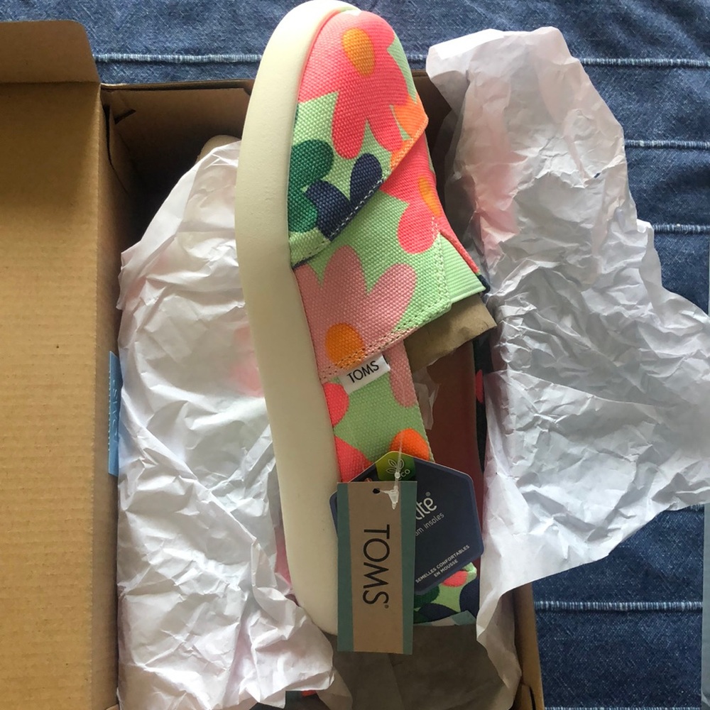New size 6 Toms Women’s Alpargata Mallow